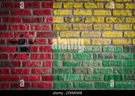 Nationalflagge von Guinea Bissau, die in Farbfarben auf einer alten Ziegelwand abgebildet ist. Flaggenbanner auf Backstein Wand Hintergrund. Stockfoto