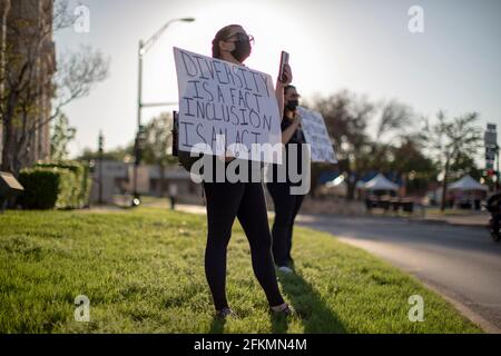 Weatherford, Texas, USA. Mai 2021. 5/2/21- Weatherford, Texas - in Weatherford, Texas, einer privaten Veranstaltung auf dem Stadtplatz, war die Veranstaltung ein Abendessen, das von lokalen Unternehmen gesponsert wurde, um Vielfalt zu feiern und Geld für einen guten Zweck zu sammeln. Die Veranstaltung, die von Hacienda Pools und vielen lokalen Restaurants, die Getränke und Essen um 5 Uhr, 05/02/2021 serviert würde, ausgerichtet. Die Veranstaltung wurde von Demonstranten der lokalen Aktivismus-Gruppe SRT (Statue Relocation Team) getroffen, die ihre Bemühungen darauf konzentrierten, eine konföderierte Soldatenstatue im Bezirksgericht zu entfernen. Kredit: ZUMA Press, Inc./Alamy Live Nachrichten Stockfoto