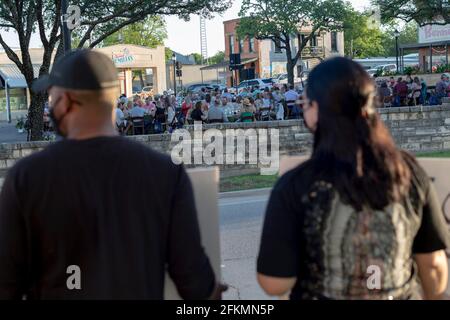 Weatherford, Texas, USA. Mai 2021. 5/2/21- Weatherford, Texas - in Weatherford, Texas, einer privaten Veranstaltung auf dem Stadtplatz, war die Veranstaltung ein Abendessen, das von lokalen Unternehmen gesponsert wurde, um Vielfalt zu feiern und Geld für einen guten Zweck zu sammeln. Die Veranstaltung, die von Hacienda Pools und vielen lokalen Restaurants, die Getränke und Essen um 5 Uhr, 05/02/2021 serviert würde, ausgerichtet. Die Veranstaltung wurde von Demonstranten der lokalen Aktivismus-Gruppe SRT (Statue Relocation Team) getroffen, die ihre Bemühungen darauf konzentrierten, eine konföderierte Soldatenstatue im Bezirksgericht zu entfernen. Kredit: ZUMA Press, Inc./Alamy Live Nachrichten Stockfoto