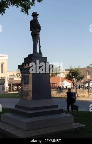 Weatherford, Texas, USA. Mai 2021. 5/2/21- Weatherford, Texas - in Weatherford, Texas, einer privaten Veranstaltung auf dem Stadtplatz, war die Veranstaltung ein Abendessen, das von lokalen Unternehmen gesponsert wurde, um Vielfalt zu feiern und Geld für einen guten Zweck zu sammeln. Die Veranstaltung, die von Hacienda Pools und vielen lokalen Restaurants, die Getränke und Essen um 5 Uhr, 05/02/2021 serviert würde, ausgerichtet. Die Veranstaltung wurde von Demonstranten der lokalen Aktivismus-Gruppe SRT (Statue Relocation Team) getroffen, die ihre Bemühungen darauf konzentrierten, eine konföderierte Soldatenstatue im Bezirksgericht zu entfernen. Kredit: ZUMA Press, Inc./Alamy Live Nachrichten Stockfoto