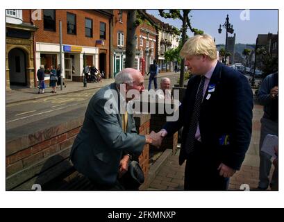 BORIS JOHNSON UNTERWEGS, TRIFFT UND BEGRÜSST DIE ÖFFENTLICHKEIT IN HENLEY AN DER THEMSE, ALS ER SEINE KAMPAGNE ALS KANDIDAT FÜR DIE KONSERVATIVE PARTEI BEGINNT. Stockfoto