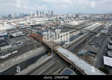 Eine Luftaufnahme des Baus der Sixth Street Viaduct Bridge, Sonntag, 2. Mai 2021, in Los Angeles. Stockfoto