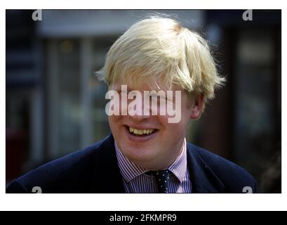 BORIS JOHNSON KONSERVATIVER KANDIDAT FÜR HENLEY AUS UND ÜBER TREFFEN UND GRÜSST DIE ÖFFENTLICHKEIT IN HENLEY AN DER THEMSE ALS ER SEINE KAMPAGNE BEGINNT, DIE ALS KANDIDAT FÜR STEHT DIE KONSERVATIVE PARTEI Stockfoto