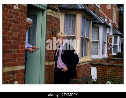 BORIS JOHNSON KONSERVATIVER KANDIDAT FÜR HENLEY AUS UND ÜBER TREFFEN UND GRÜSST DIE ÖFFENTLICHKEIT IN HENLEY AN DER THEMSE ALS ER SEINE KAMPAGNE BEGINNT, DIE ALS KANDIDAT FÜR STEHT DIE KONSERVATIVE PARTEI Stockfoto