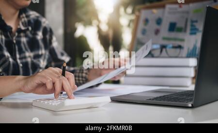 Nahaufnahme der Frau berechnen auf Rechner verwalten Familienbudget machen Zahlung auf dem Computer. Weibliche beschäftigt kümmern sich um die Ausgaben für den Haushalt Stockfoto