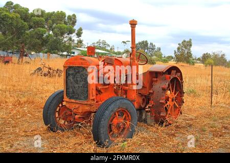 Vintage-Traktor von McCormick-Deering, in einem Fahrerlager im australischen Outback Stockfoto