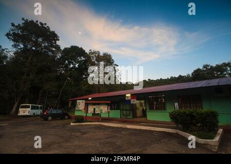 Das Touristenbesucherbüro im Metropolitan Park im frühen Morgenlicht, Panama City, Republik Panama, Mittelamerika. Stockfoto