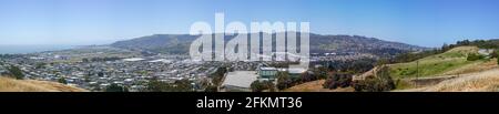 Panoramablick auf den Berg San Bruno und die Grafschaft san mateo Aufgenommen aus dem John McLaren Park an einem klaren, sonnigen Tag Stockfoto