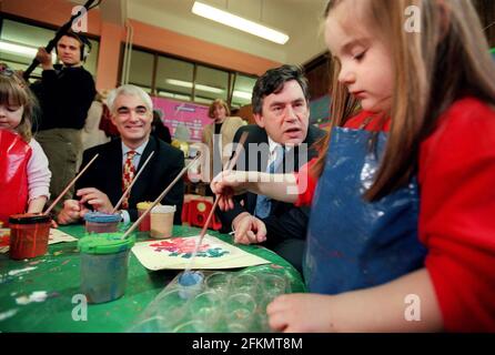 BUNDESKANZLER GORDON BROWN MIT DEM PARLAMENTSABGEORDNETEN ALASDAIR DARLING BEI EINEM DIE SÄUGLINGSSCHULE IN PIMLICO HAT HEUTE NACH DER BEKANNTGABE DER KINDERSCHULE DER REGIERUNG DIE S ANGEKÜNDIGT STEUERGUTSCHRIFT FOTO ANDY PARADISE Stockfoto