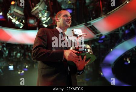 Olympiasieger Steve Redgrave mit der Siegertrophäe danach Wird zum BBC Sports Personality of the Year 2000 at ernannt Eine Zeremonie im BBC Television Center in London heute Abend Stockfoto