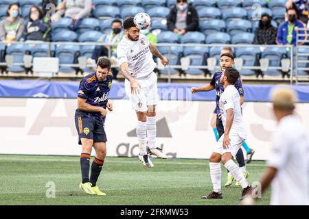 LA Galaxy-Verteidiger Derrick Williams (3) trifft einen Header über Seattle Sounders Verteidiger wird Bruin (17) in der ersten Halbzeit Eines MLS-Spiels bei Lumen FI Stockfoto