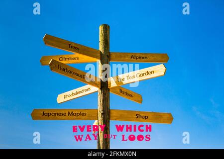 Ein Gartencenter-Schild weist in jede Richtung, außer in Loos. Stockfoto