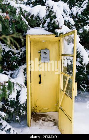Vintage Call-Box, gelbe Telefonzelle, Retro-Payphone Stockfoto