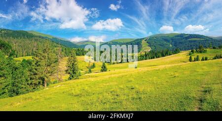 Landschaft Sommerlandschaft. Wiesen, Weiden und Wald auf den Hügeln. Bergige Landschaft an einem hellen Sommertag. Wunderschöne Wolkenlandschaft über der Rid Stockfoto