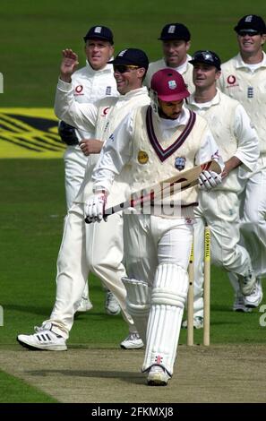 England gegen West Indies Cricket August 2000 Tag 1 Jimmy Adams Batsman geht, während die Spieler aus England feiern Stockfoto