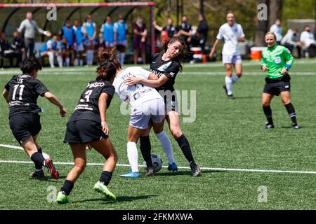 Montclair, Vereinigte Staaten Von Amerika. Mai 2021. Paige Monaghan (4 Gotham FC) kämpft während des Spiels der National Womens Soccer League zwischen Gotham FC und Racing Louisville FC im Pittser Field in Montclair, New Jersey, USA, um den Ball mit Emily Fox (11 Racing Louisville FC). Kredit: SPP Sport Pressefoto. /Alamy Live News Stockfoto