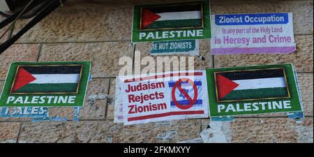 Antizionistische ( israelische ) Slogans und Aufkleber schmücken die ultra-orthodoxe Sektion von Toldos Aharon im Mea She'arim Viertel in Jerusalem, Israel. Stockfoto