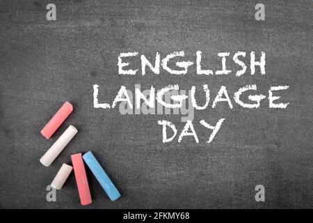 English Language Day am 23. April. Schwarzes Kreidetafel mit Kreidestücken. Stockfoto