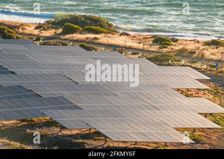 Sonnenkollektoren entlang der Küste bei Sonnenuntergang im Süden installiert Australien Stockfoto