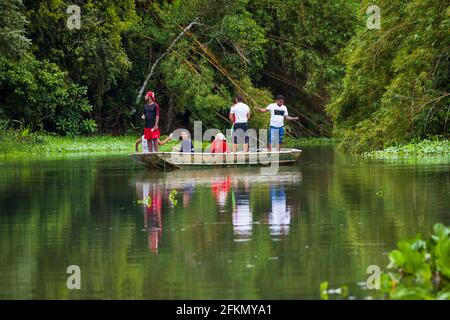 Panamanier fischen von einem Boot aus in einem der Seitenarme des Gatun Sees, Provinz Colon, Republik Panama. Stockfoto