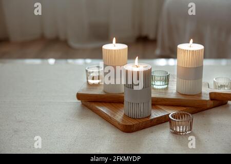 Nahaufnahme brennender Kerzen als Detail der Wohnkultur kopieren Raum. Stockfoto