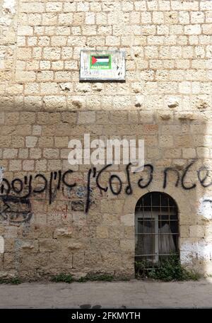 Antizionistische ( israelische ) Slogans und Aufkleber schmücken die ultra-orthodoxe Sektion von Toldos Aharon im Mea She'arim Viertel in Jerusalem, Israel. Stockfoto