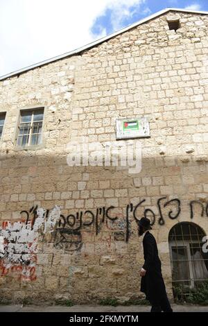 Antizionistische ( israelische ) Slogans und Aufkleber schmücken die ultra-orthodoxe Sektion von Toldos Aharon im Mea She'arim Viertel in Jerusalem, Israel. Stockfoto