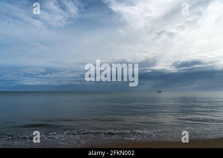 Dramatischer Wolkenhimmel, wenn sich der Sturm nähert Stockfoto