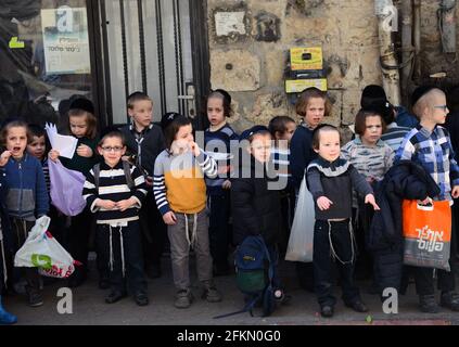 Junge orthodoxe jüdische Jungen in der Mea Shearim Straße in Jerusalem, Israel. Stockfoto