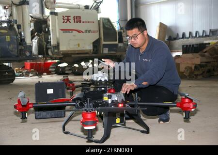 Peking, China. Mai 2021. Ding Dan justiert eine landwirtschaftliche Drohne in der Stadt Gao'an, ostchinesische Provinz Jiangxi, 21. April 2020. Quelle: Xinhua/Alamy Live News Stockfoto