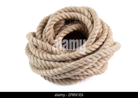 Spule aus natürlichem 10 mm Jute Hessian Seil geflochten Twisted isoliert auf weißem Hintergrund. Stockfoto