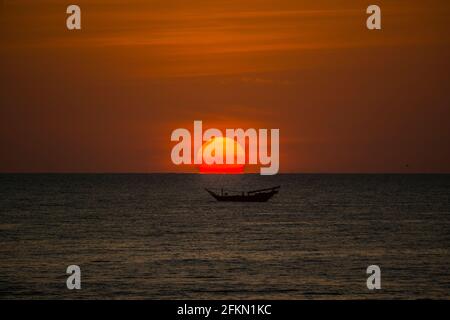 Sonnenaufgang, mit verankerter Dhow am Arabischen Meer, Oman Stockfoto