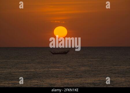 Sonnenaufgang, mit verankerter Dhow am Arabischen Meer, Oman Stockfoto