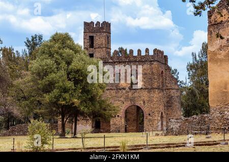 Ruinen der berühmten afrikanischen Burg Fasil Ghebbi, Königliche Festung-Stadt in Gondar, Äthiopien. Der Kaiserliche Palast wird Camelot of Africa genannt. UNESCO World Herita Stockfoto