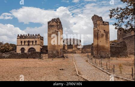 Ruinen der berühmten afrikanischen Burg Fasil Ghebbi, Königliche Festung-Stadt in Gondar, Äthiopien. Der Kaiserliche Palast wird Camelot of Africa genannt. UNESCO World Herita Stockfoto