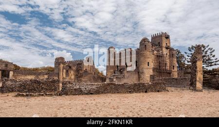 Ruinen der berühmten afrikanischen Burg Fasil Ghebbi, Königliche Festung-Stadt in Gondar, Äthiopien. Der Kaiserliche Palast wird Camelot of Africa genannt. UNESCO World Herita Stockfoto