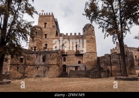 Ruinen der berühmten afrikanischen Burg Fasil Ghebbi, Königliche Festung-Stadt in Gondar, Äthiopien. Der Kaiserliche Palast wird Camelot of Africa genannt. UNESCO World Herita Stockfoto