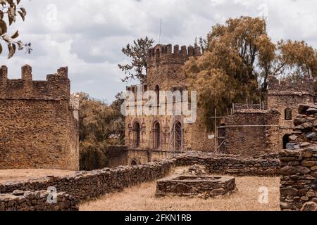 Ruinen der berühmten afrikanischen Burg Fasil Ghebbi, Königliche Festung-Stadt in Gondar, Äthiopien. Der Kaiserliche Palast wird Camelot of Africa genannt. UNESCO World Herita Stockfoto