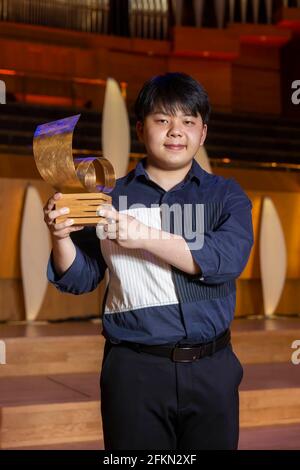 REDAKTIONELLE VERWENDUNG DER 17-jährige Percussionist Fang Zhang wird als Gewinner des BBC Young Musician 2020 in der Bridgewater Hall in Manchester bekannt gegeben. Ausgabedatum: Freitag, 30. April 2021. Stockfoto