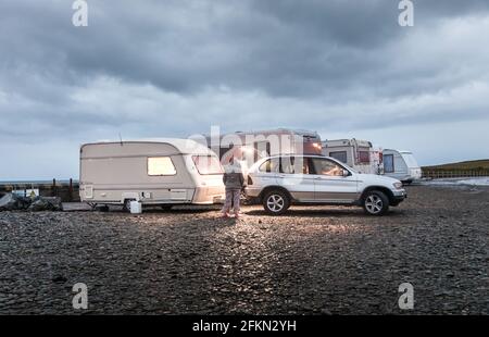 Garrettstown, Cork, Irland. Mai 2021. Die Urlauber Viaslav Koski und Boglava Szyczak haben sich mit ihrem Wohnwagen vor Sonnenaufgang entschlossen, die Insel zu verlassen und sich in Garrettstown, Co. Cork, Irland, auf eine Niederdruckwetterfront mit starken Winden und sintflutartigen Regenfällen zu begeben. - Credit; David Creedon / Alamy Live News Stockfoto