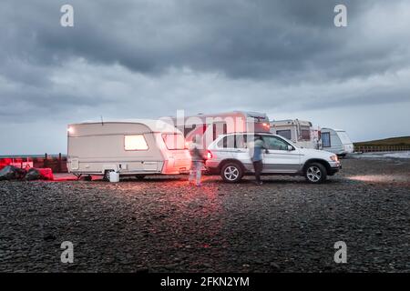 Garrettstown, Cork, Irland. Mai 2021. Die Urlauber Viaslav Koski und Boglava Szyczak haben sich mit ihrem Wohnwagen vor Sonnenaufgang entschlossen, die Insel zu verlassen und sich in Garrettstown, Co. Cork, Irland, auf eine Niederdruckwetterfront mit starken Winden und sintflutartigen Regenfällen zu begeben. - Credit; David Creedon / Alamy Live News Stockfoto