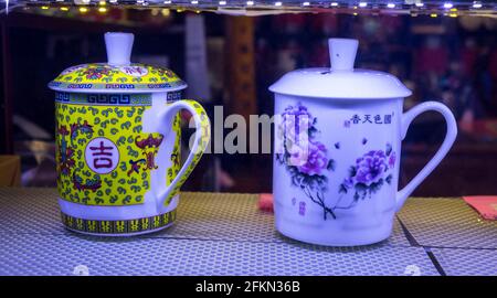 Chinesische Teekannen und Tassen in einem Schaufenster, Hongkong, China. Stockfoto