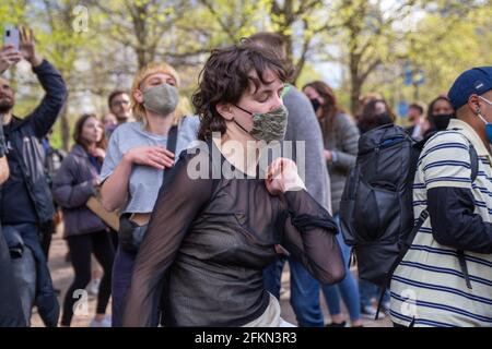 Tanzen zur Musik an einem Outdoor-Soundsystem, weiblich. Mai 2021. Vauxhall Pleasure Gardens, London, Großbritannien Stockfoto