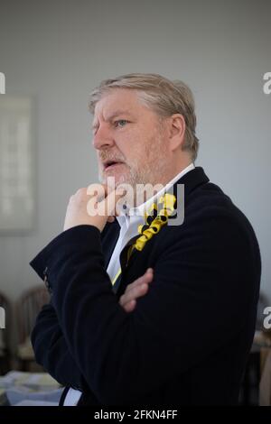 Angus Robertson von der Scottish National Party bereitet seine Wahlkampfbroschüren vor, bevor er im Wahlkreis Edinburgh Central vor den schottischen Parlamentswahlen am 6. Mai am 14. April 2021 in Edinburgh, Schottland, Canvasing durchführt. Stockfoto