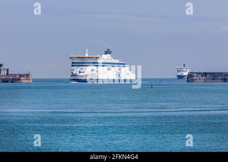 Zwei P&O-Fähren fahren in den Hafen von Dover Stockfoto