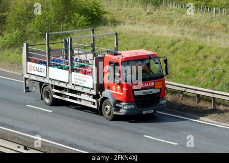 Ein Lastwagen von Calor auf der A46, Warwickshire, Großbritannien Stockfoto