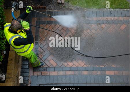 Auftragnehmer Reinigung inländischen Block gepflasterten Auffahrt mit Hochdruckwasser Stockfoto