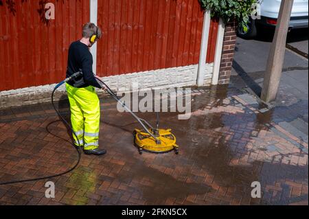 Auftragnehmer Reinigung inländischen Block gepflasterten Auffahrt mit Hochdruckwasser Stockfoto