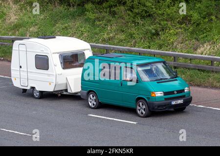 1999 90s 90s grün VW Volkswagen Transporter Transporter Schleppen kleiner kompakter Swift Caravan Reisemobile, Wohnmobil auf britischen Straßen, Wohnmobil-Freizeitfahrzeug, Familienurlaub, Caravanette Urlaub, Touring Caravan Urlaub, VEREINIGTES KÖNIGREICH Stockfoto