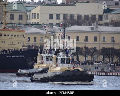 Flusskarneval, Eisbrecher, Flammenbalken und Schlepperwalzer werden die Gäste zur Eröffnung der touristischen Saison in St. Petersburg, Russland, begrüßt Stockfoto